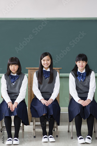 教室で一列に椅子に座る女子生徒stock Photo Adobe Stock 教室で一列に椅子に座る女子生徒stock Photo Adobe Stock