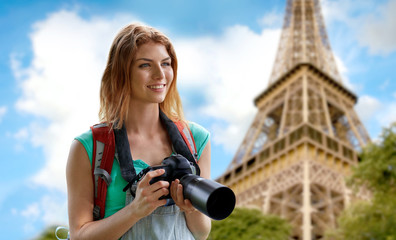 Canvas Print - woman with backpack and camera over eiffel tower