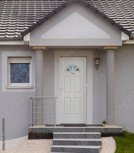 Moderner Eingang Eines Einfamilienhauses In Grau Mit Aussentreppe