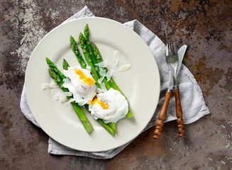 asparagus with poached eggs
