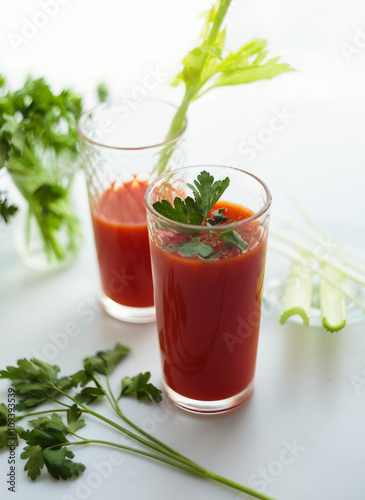 Fototapeta na drzwi i meble Tomato juice in glasses on white backround