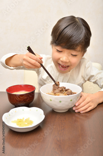 牛丼を美味しそうに食べる女の子 Stock Photo Adobe Stock 牛丼を美味しそうに食べる女の子 Stock Photo Adobe Stock