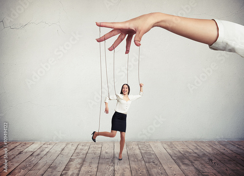 Fotomural Woman looks like a puppet on strings