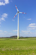 Sachsen-Anhalt neu gebautes Windrad auf grüner Wiese Ökologie Blauer Himmel Wolken Windenergie Gras freie Wiese Feld Landschaft Natur Naturschutz Genehmigunsverfahren aufstellung errichtung aufbau 