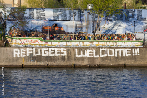 Fotografía Los refugiados aceptados graffiti y el barco de refugiados en Berlín