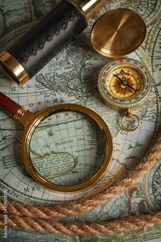 Plakat Szkło powiększające, kompas, teleskop i mapa
