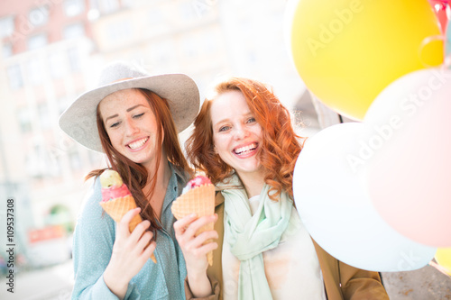 Freundinnen beim Eis essen kaufen Sie dieses Foto und Freundinnen beim Eis essen kaufen Sie dieses Foto und