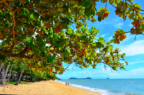 Fotografía Couple walks on Trinity beach near Cairns Queensland Australia
