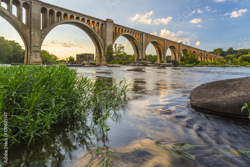 Cuadros en Lienzo Richmond Railroad Bridge Lit by Sun/ The graceful arches of a railroad bridge spanning the James River in Virginia are illuminated by the setting sun