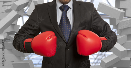 Fotografía Businessman in boxing gloves and brick wall
