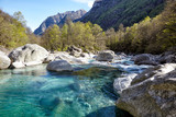 Fototapeta Desenie - Verzasca, türkisfarbener Bergfluss im Verzascatal, Tessin, Felsbrocken, Wald und Himmel