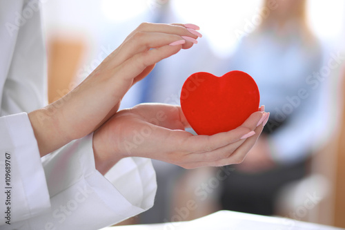 Fotografía Female doctor with stethoscope holding heart