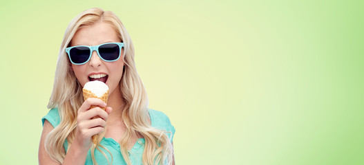 Canvas Print - happy young woman in sunglasses eating ice cream