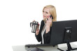 Bizneswoman piękna blondynka rozmawia przez telefon, pije kawę lub herbatę. Przerwa w pracy.