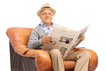 Wall Mural - Senior reading a newspaper