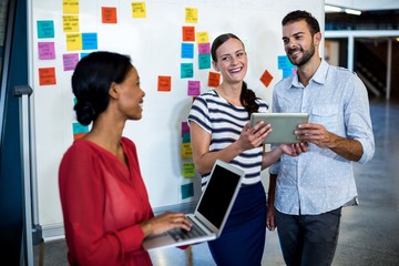 Aufkleber - Colleagues standing by white board