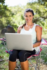 Poster - Woman smiling and using a laptop 