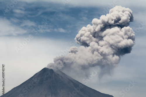 Fotografía Erupción de cenizas del volcán de Colima