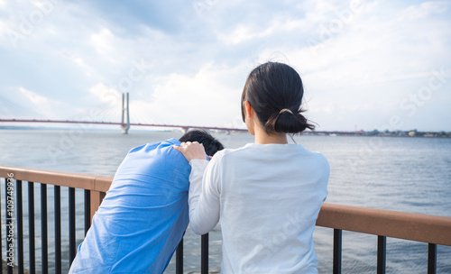 落ち込む男性を慰める女性 Stock 写真 Adobe Stock