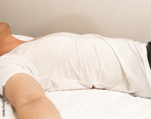仰向けになる男性 Stock 写真 Adobe Stock 仰向けになる男性 Stock 写真 Adobe Stock