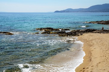 Plage de Gigaro mai 2016, femme & rochers