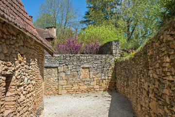 Canvas Print - ruelle dans un village du périgord