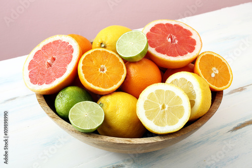 Fotografie, Obraz frutta,agrumi interi e tagliati sfondo colorato