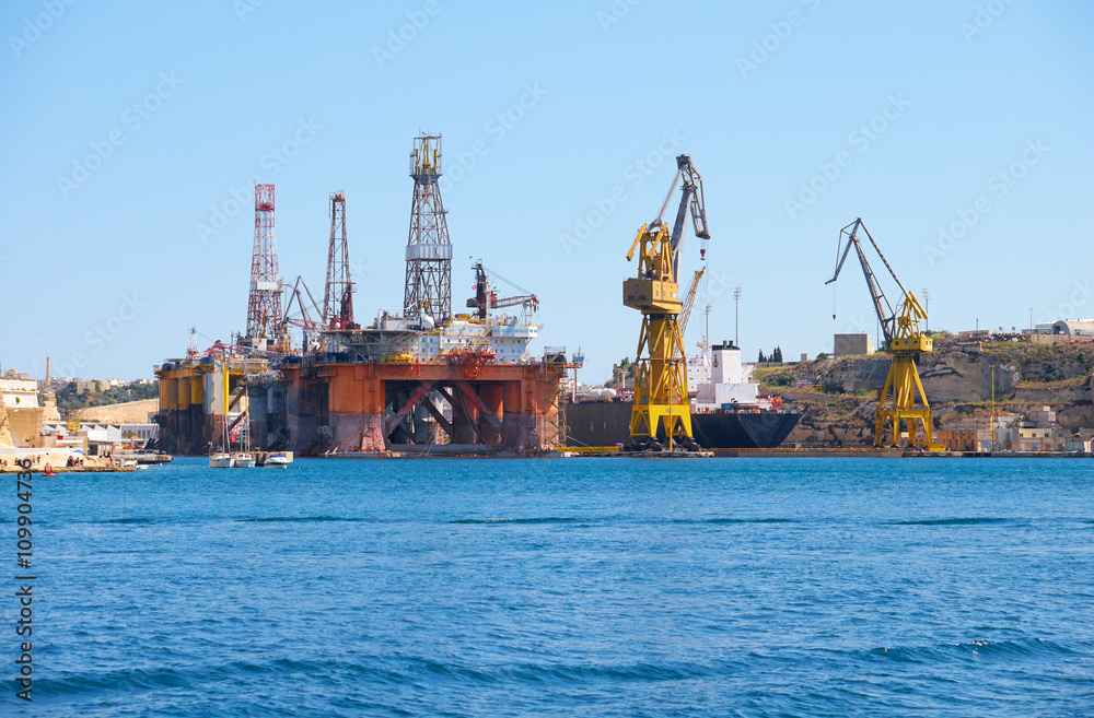 Shipyard Rigs The Noble Paul Romano Oil rig in the Palumbo Shipyards, Malta. Stock ...