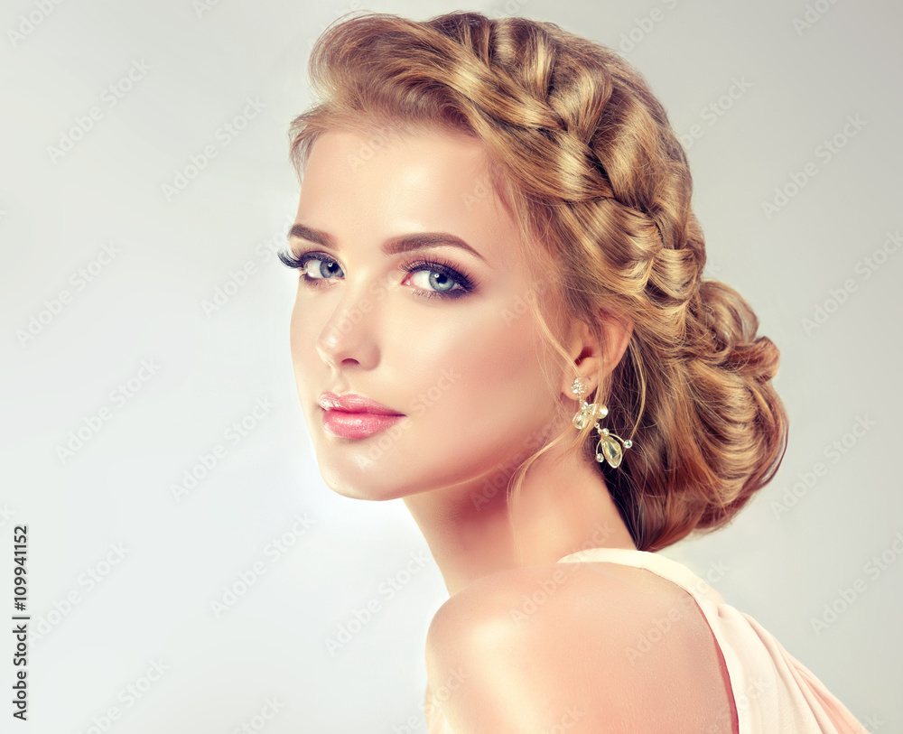 Poster Beautiful Model Girl With Elegant Hairstyle Beautiy