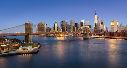 Fototapete - Aerial view of the Brooklyn Bridge at sunrise and Manhattan Lower East Side Financial District. New York City