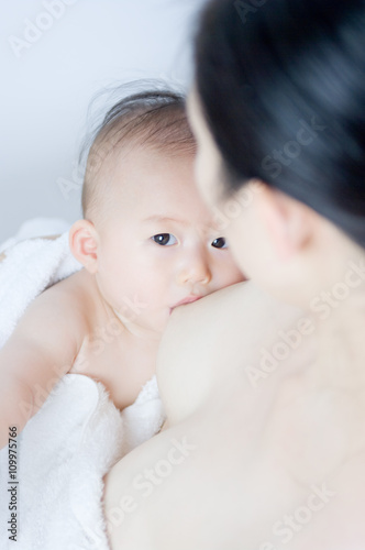 おっぱいを飲む日本人の赤ちゃん Photo Stock Adobe Stock