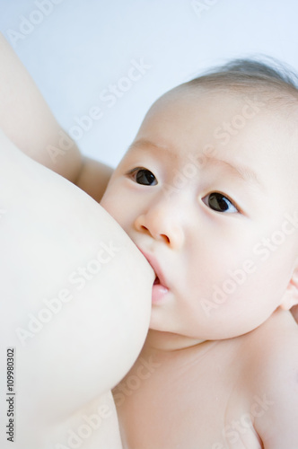 おっぱいを飲む日本人の赤ちゃん Stock Photo Adobe Stock