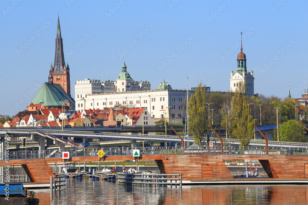 Szczecin - Widok zza rzeki na zabytkowe centrum miasta i zamek - obrazy, fototapety, plakaty 
