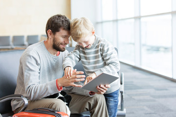 Canvas Print - family at airport