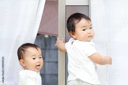 かわいい双子の赤ちゃん 日本人 アジア人 Adobe Stock でこのストック画像を購入して 類似の画像をさらに検索 Adobe Stock