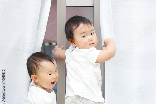 かわいい双子の赤ちゃん 日本人 アジア人 Adobe Stock でこのストック画像を購入して 類似の画像をさらに検索 Adobe Stock