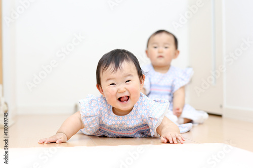かわいい双子の赤ちゃん 日本人 アジア人 Buy This Stock Photo And Explore Similar Images At Adobe Stock Adobe Stock