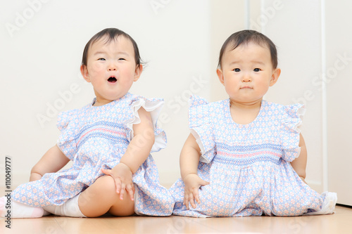 かわいい双子の赤ちゃん 日本人 アジア人 Buy This Stock Photo And