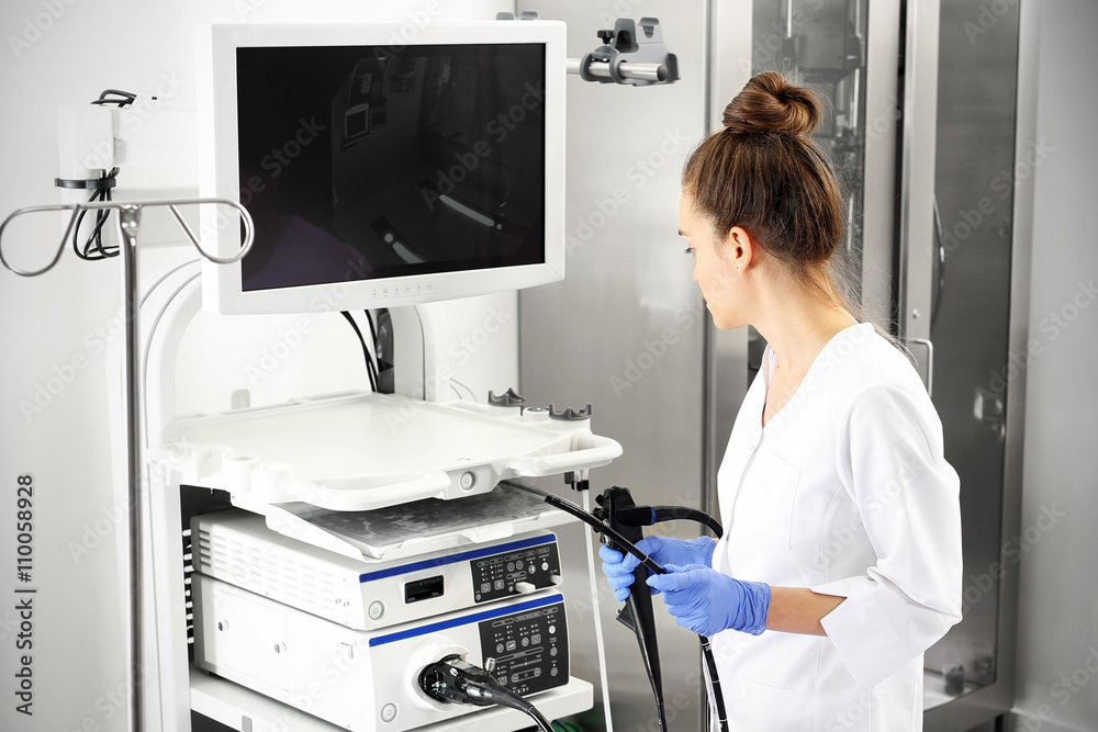 Lekarz gastrolog z sondą do wykonywania gastroskopii i kolonoskopii - obrazy, fototapety, plakaty 