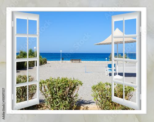 Dekoracja na wymiar  okno-drzwi-z-kluczowym-widokiem-na-plaze-morska-z-parasolem-i-trawnikiem