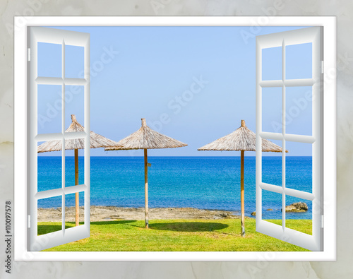 Dekoracja na wymiar  okno-drzwi-z-kluczowym-widokiem-na-plaze-morska-z-parasolem-i-trawnikiem