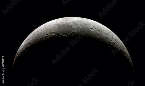 Plakat Wysoki szczegół Woskowanie Półksiężyca (15,4% oświetlone) wykonanym aparatem SkyWatcher Mak127/1.500@3.000mm i Astrolumina alccd5l-IIc. Mozaika z 14 ramek.