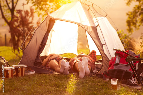 Fotografía Relajarse en camping después del día duro