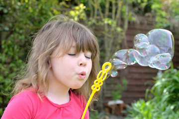 Wall Mural - belle jeune fille faisant des bulles