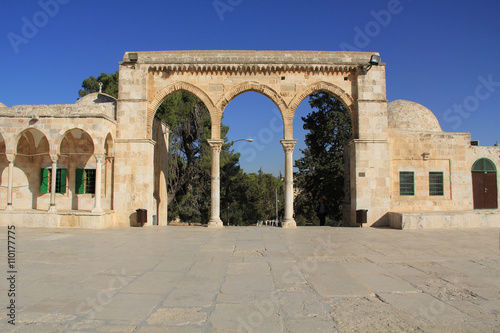 Fotografie, Obraz Arched colonnade and small building along the square on the Temple Mount in Jerusalem, Israel