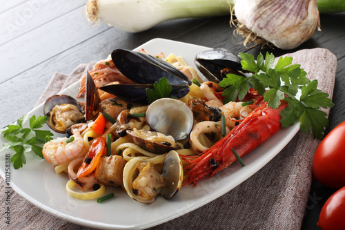 Italian pasta with seafood, mussels, clams, shrimp and squid Billede på lærred