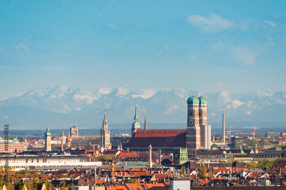 München Frauenkirche und Alpenpanorama - obrazy, fototapety, plakaty 