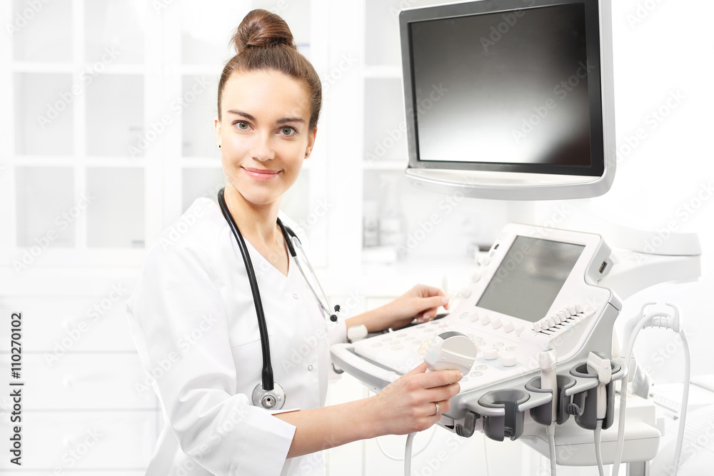 Ultrasonografia. Aparat usg, lekarz przeprowadzający badanie usg - obrazy, fototapety, plakaty 