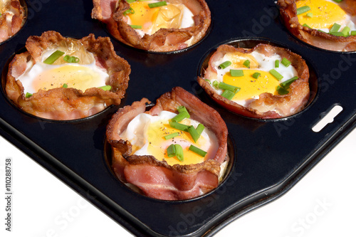 Bacon-Egg-Muffin Ei mit knusprigen Speck in Muffinform Stock Photo ...