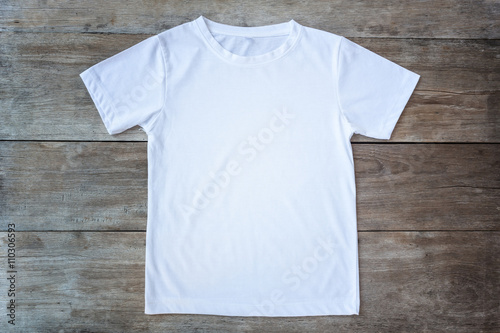 Cuadros en Lienzo Top view of color T-Shirt on grey wood plank
